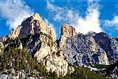 Parco Naturale Fanes-Senes-Braies. Escursione al Rifugio Fanes. Dalla Capanna Alpina ai piedi delle strapiombanti pareti che ricadono dal Piz dles Conturines.